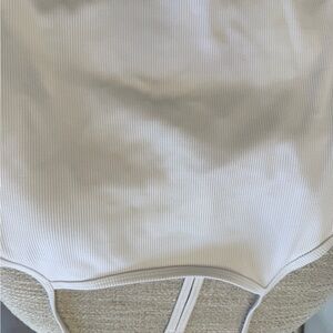 Alo yoga White Ribbed Tank Top with pads like NEW WOrn 1x